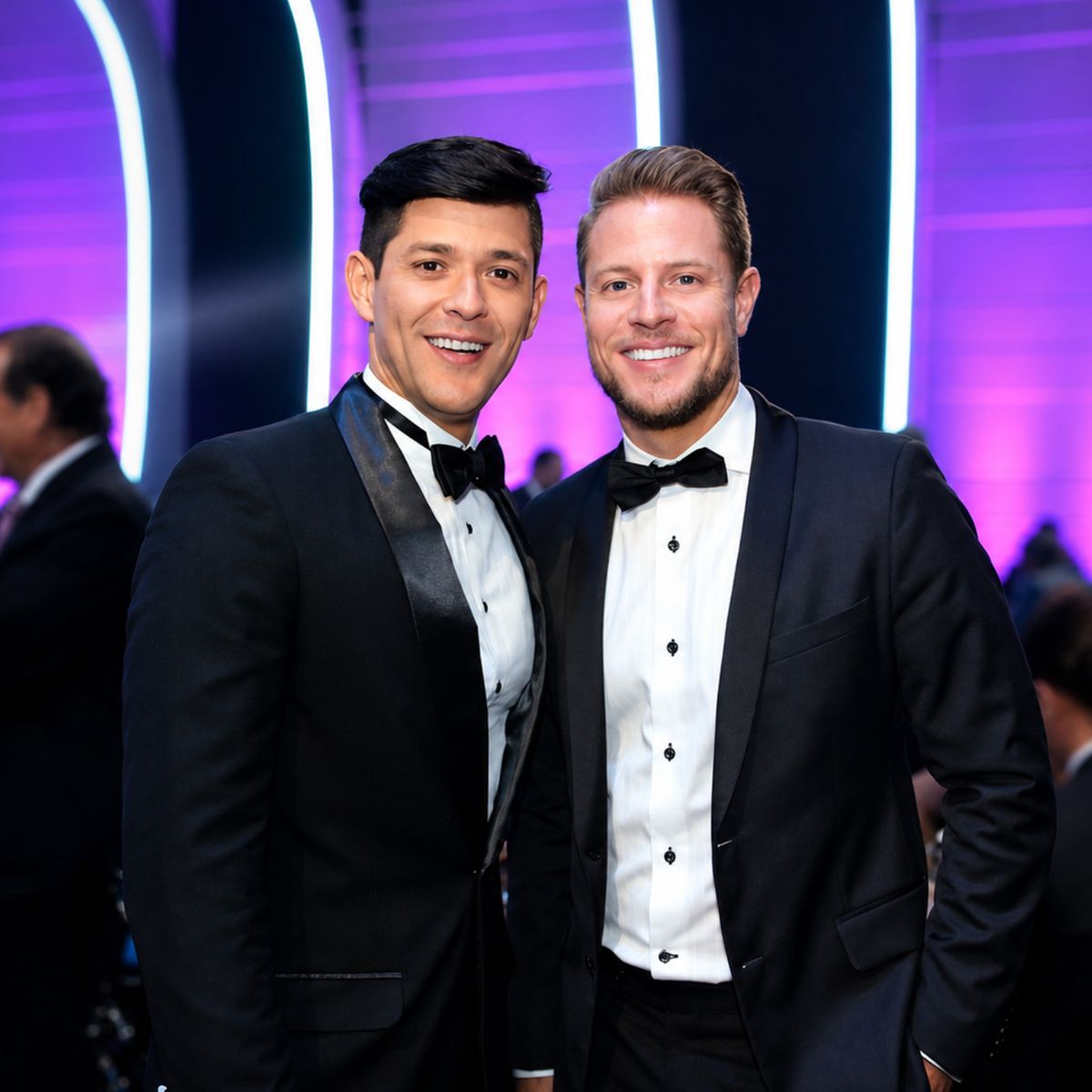 Dos caballeros con smoking negro y corbatín en evento de gala con luces moradas