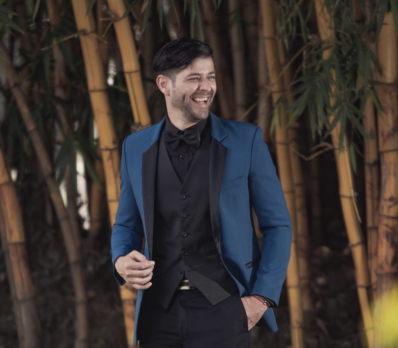 Traje oscuro elegante